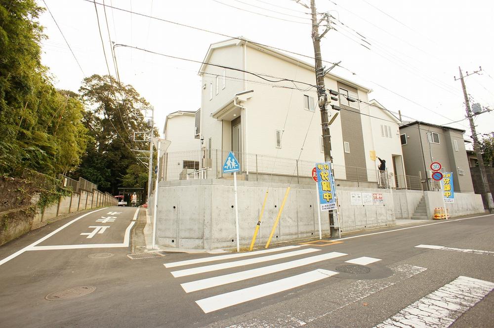 Local appearance photo. Local (10 May 2013) Shooting, Yang hit per corner lot of 6M × 4M road ・ Ventilation with good.