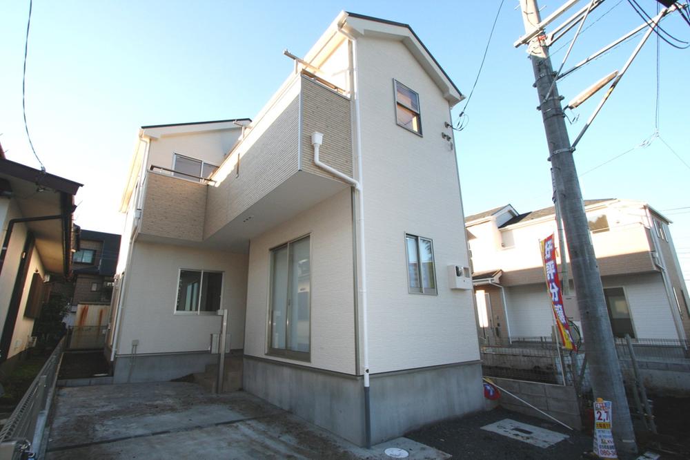 Local photos, including front road. Local (12 May 2013) Shooting