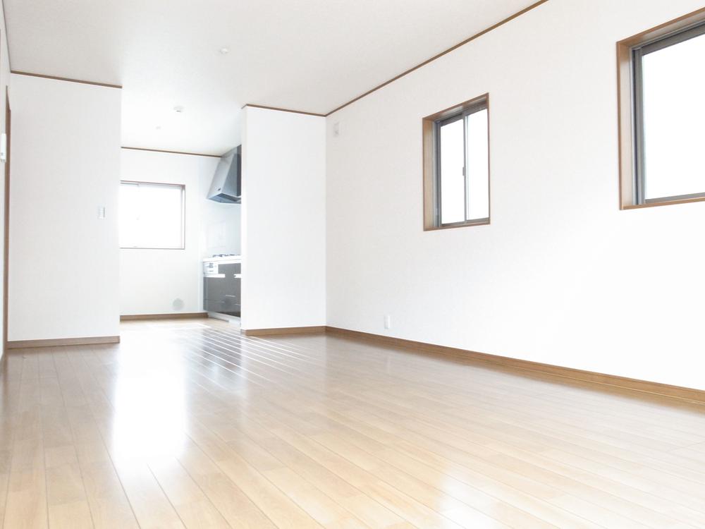 Living. ☆ Spacious is a very bright living 17.5 Pledge ☆