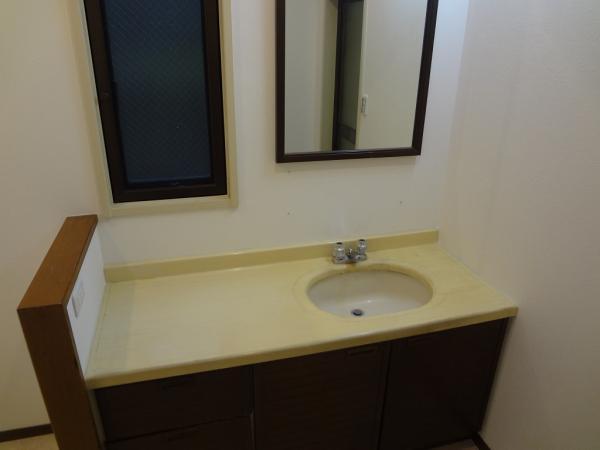 Wash basin, toilet