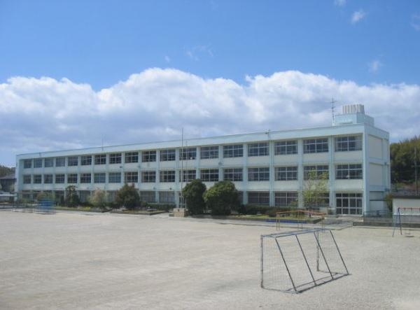 Primary school. 1000m to Yamato Elementary School