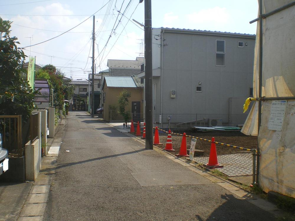 Local photos, including front road. Local (September 2013) Shooting, A quiet residential area. 