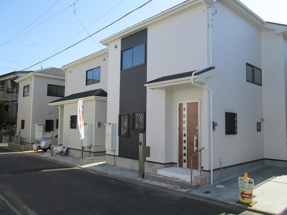 Local photos, including front road. Finished local photo