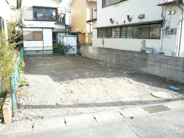 Local photos, including front road. Selling local