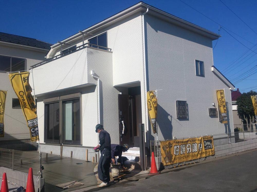 Local photos, including front road. Local (12 May 2013) Shooting