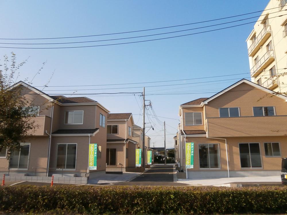 Local photos, including front road. Local (12 May 2013) shooting All buildings completed to clean streets!