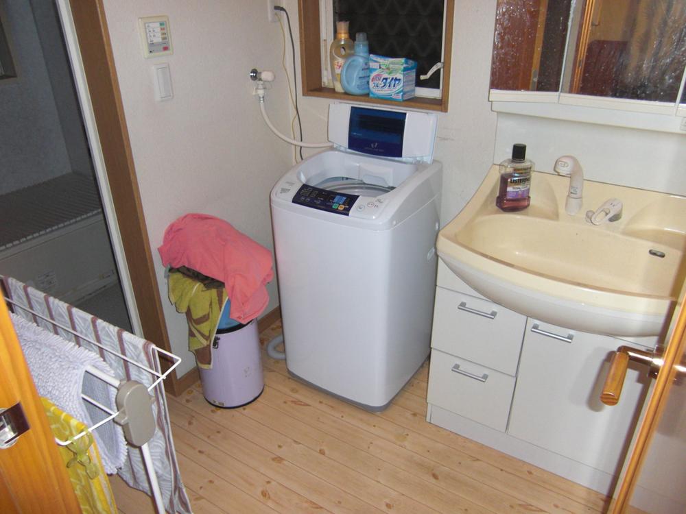 Wash basin, toilet. Washroom ・ Wash basin