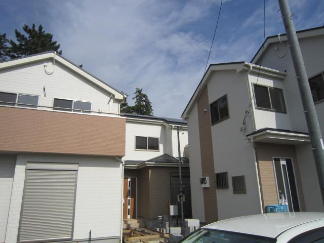 Local photos, including front road. Local (11 May 2013) Shooting