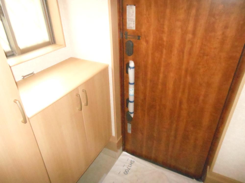 Entrance. 1 Building