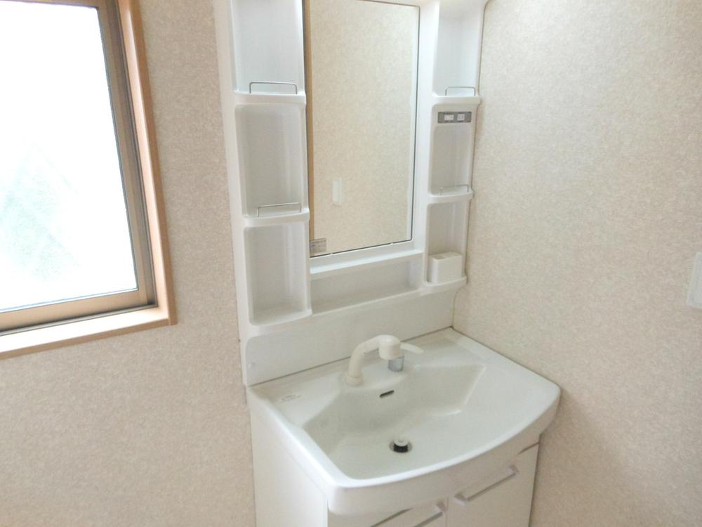 Wash basin, toilet. 1 Building