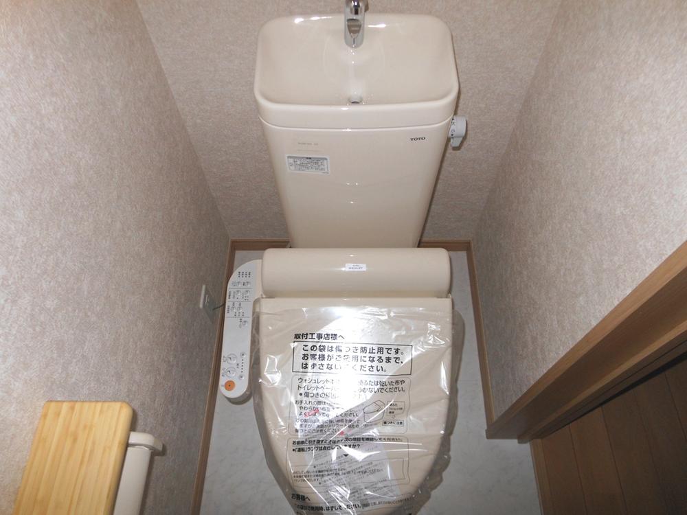 Toilet. 1 Building