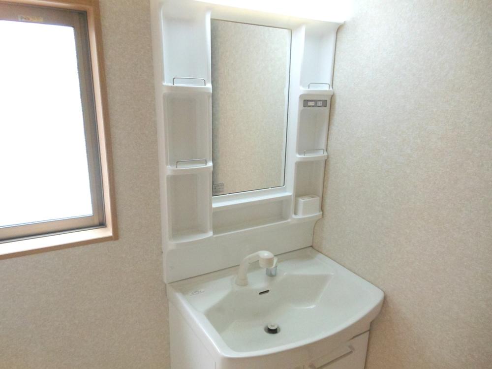 Wash basin, toilet. Building 2