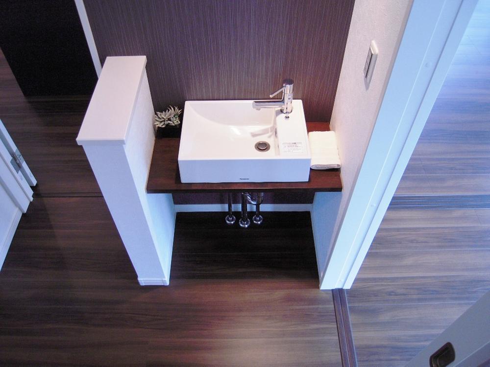 Wash basin, toilet. 1 Building First floor washbasin