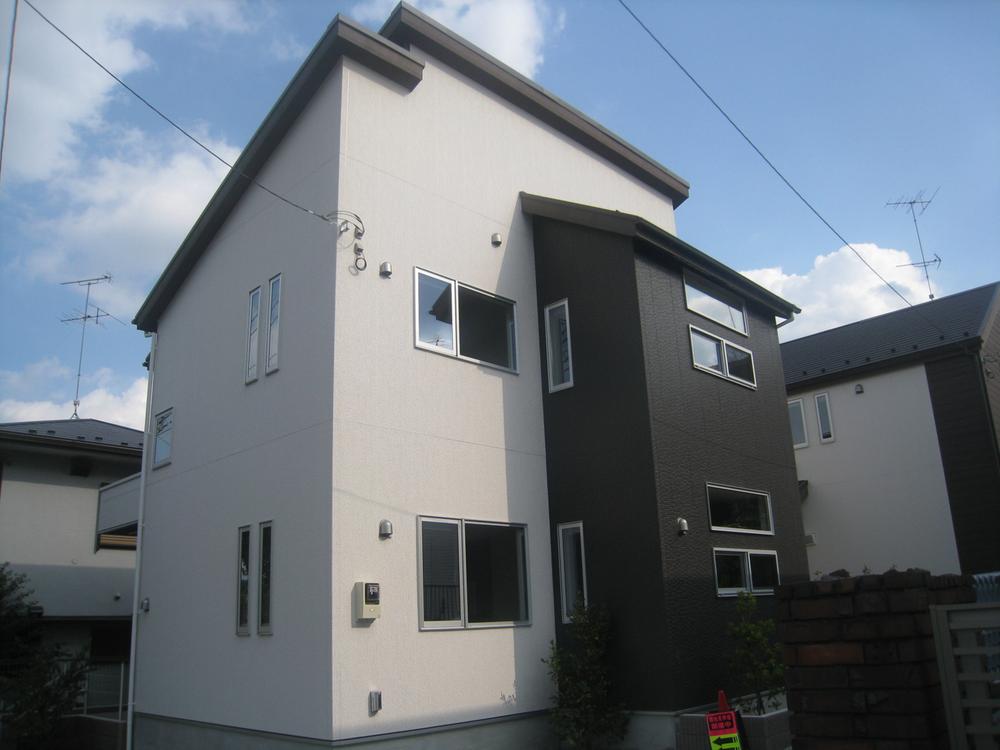 Local appearance photo. 1 Building appearance Windows are also many