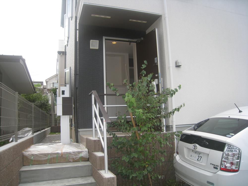 Entrance. 1 Building It is the entrance door.