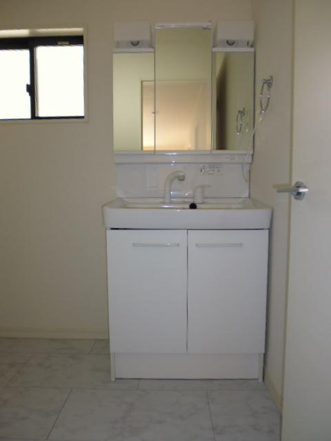 Wash basin, toilet. Indoor (November 30, 2013) Shooting