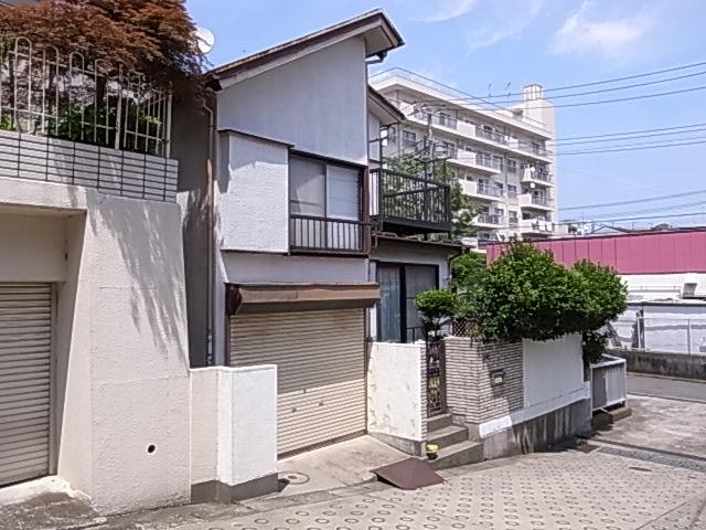 Local photos, including front road. Local (June 2012) shooting