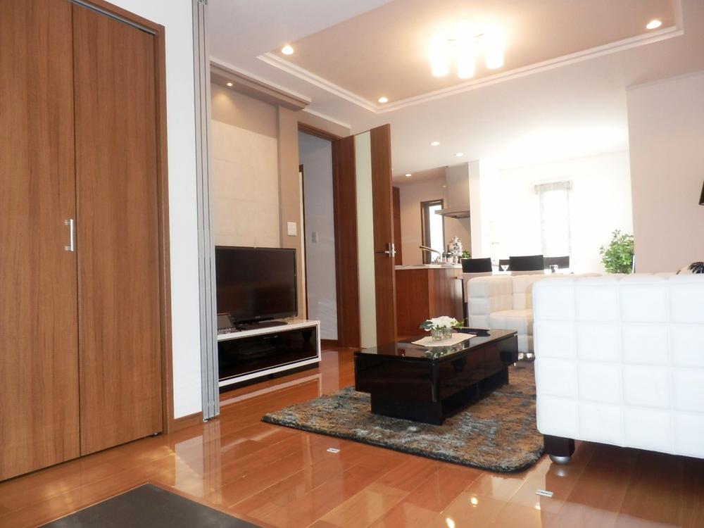 Living. Sunny bright LDK! To further spacious space Combined with next to the Japanese-style room! Since the popularity of face-to-face kitchen, While enjoying a conversation in the family can dish (December 2013) Shooting