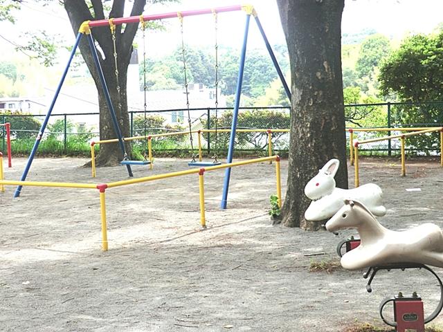park. Utsukushigaoka bright park drenched 350m positive until the seventh park. I hear the cheerful voice of children.