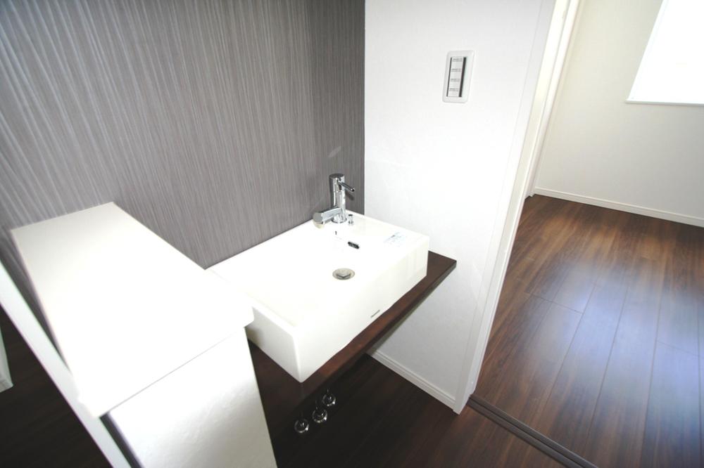 Wash basin, toilet. Local (September 2013) Shooting