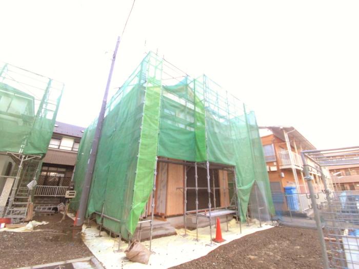 Local appearance photo. Road and flat (4 Building appearance)