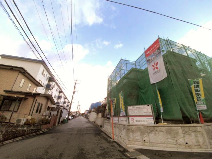 Local photos, including front road. It is a quiet living environment