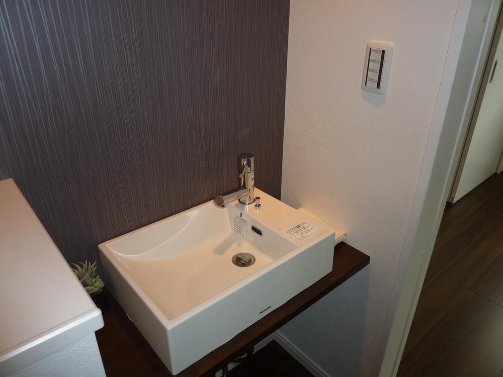 Wash basin, toilet. 1 Building