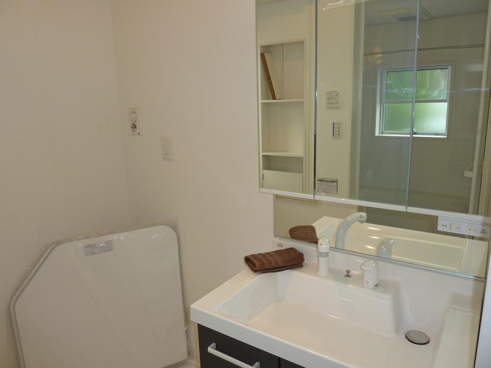 Wash basin, toilet. 1 Building