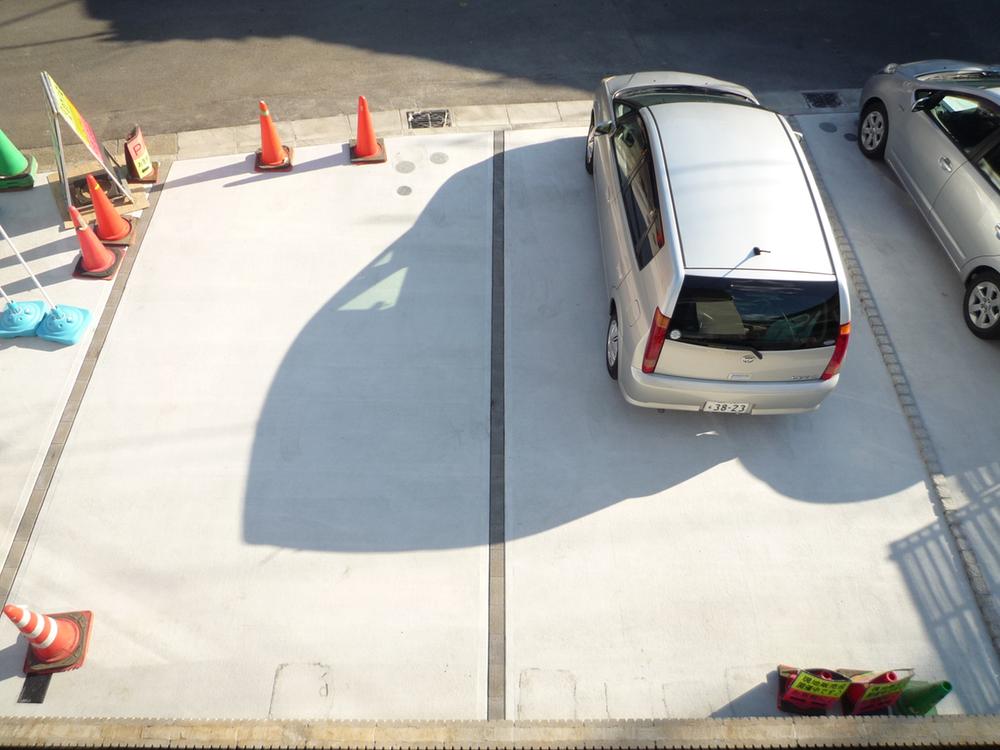 Parking lot. 1 Building's parking lot.