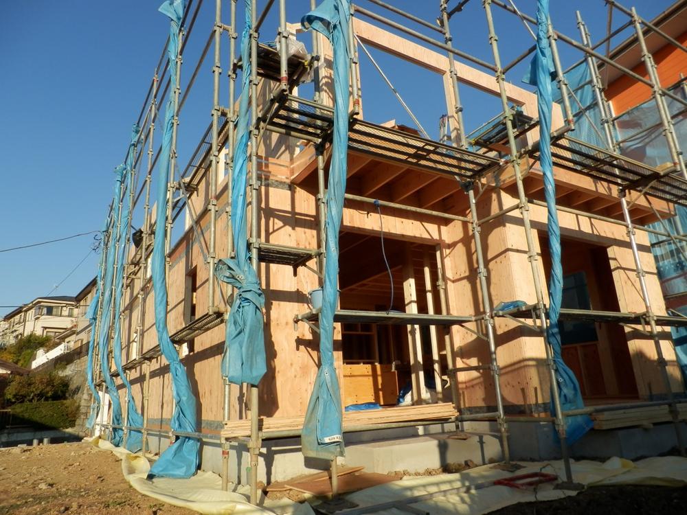 Local appearance photo. Day ・ Good view! Spacious is in the 2 car car space! Local (11 May 2013) Shooting