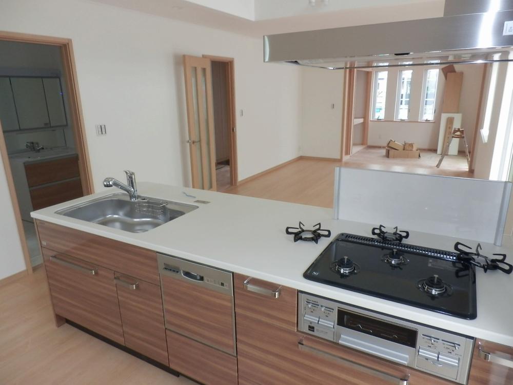 Kitchen. 2013 / 10 / 19 shooting Kitchen photo Kitchen space is widely, Is housework is easy! Also look down pat figure that children are playing in the living room!