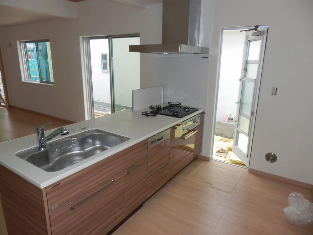 Kitchen. ※ Kitchen space is widely, It is very easy-to-use system Kitchen.