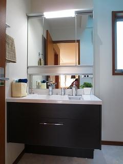 Wash basin, toilet. First floor wash basin: (December 5, 2013) Shooting