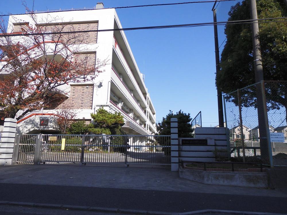 Junior high school. 1000m to Yokohama Municipal Susukino junior high school