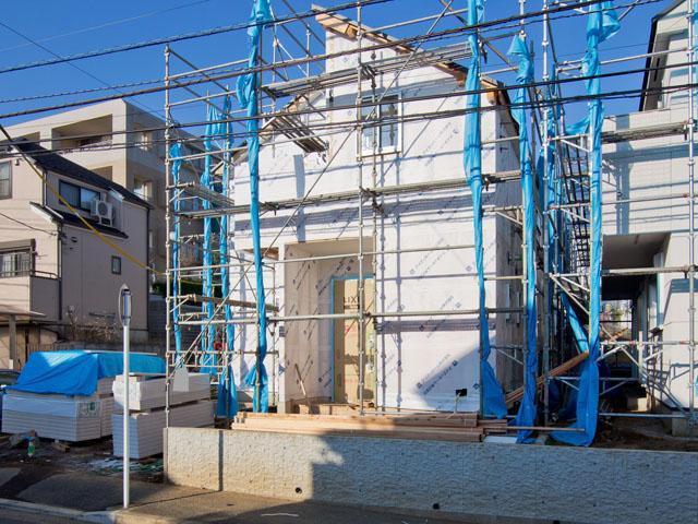 Local appearance photo. Popular Denentoshi, "Aobadai" station 12 minutes' walk! Since 2 wayside available, It is a good location that easy to get in Yokohama also in the city center! Spacious in the site 40 square meters or more! Two car space! It is a bright room in the southwest-facing LDK! (December 2013) Shooting