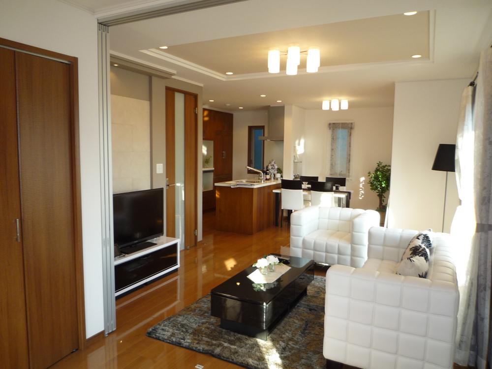 Living. living ・ Hot-water floor heating is standard equipment in the dining. (Two-sided)