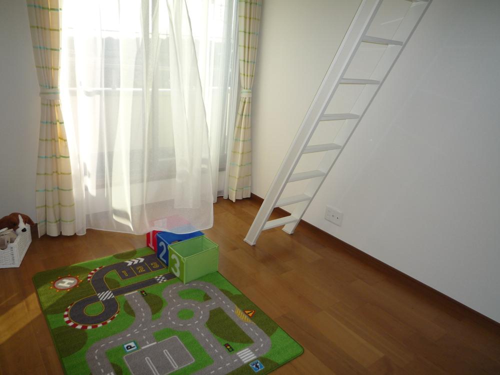 Non-living room. A loft is room.