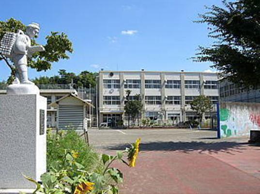 Primary school. 1200m up to elementary school in Yokohama Tateyama