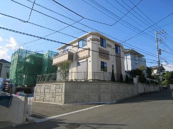 Local photos, including front road. Local (11 May 2013) Shooting