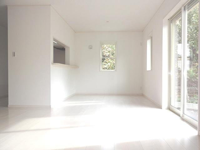 Living. Also fully insert sunshine