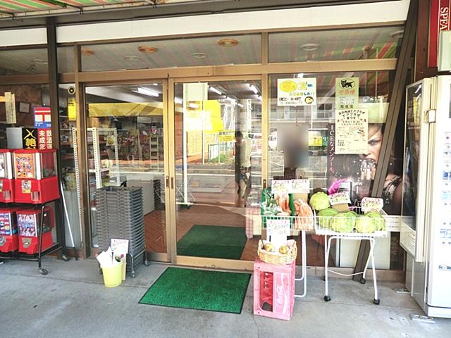 Supermarket. Wakamatsuya Food Research market to 350m