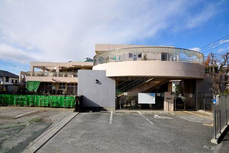kindergarten ・ Nursery. Nakagawanishi is 720m lush nursery located in the naturally rich environment to nursery school