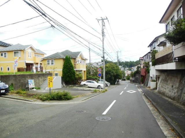 Local photos, including front road. Newly built two buildings of the Scandinavian is born in the southwest corner lot in a quiet residential area.