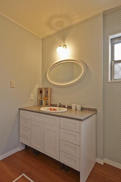 Model house photo. Wash bowl and counter, Kodawari of women coordinator in mirror ...