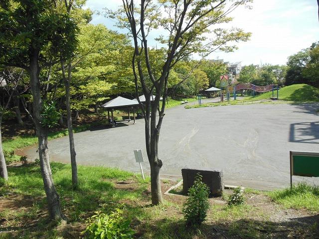 park. 453m to Oba Kayanoki park