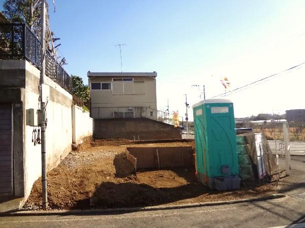 Local appearance photo. It is newly built condominiums in the southwest corner lot.