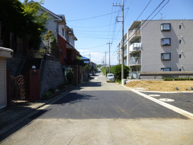 Local photos, including front road. In a quiet living environment that contains one from the bus Street, All sections is a road and a flat