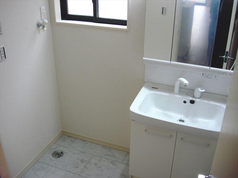 Wash basin, toilet. Indoor (12 May 2013) Shooting