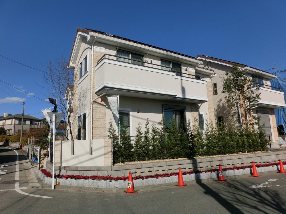 Local photos, including front road. Please refer to the bright local.