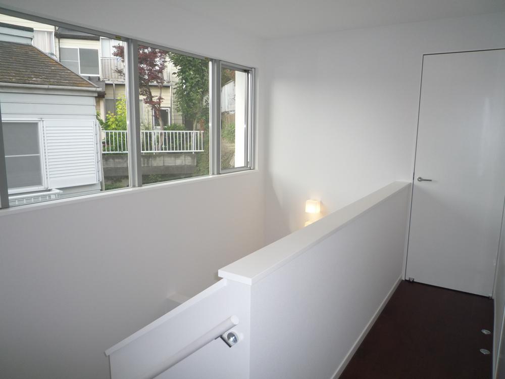 Other introspection. The second floor hall. Entrance is also bright for the entrance Fukinuki have large windows.